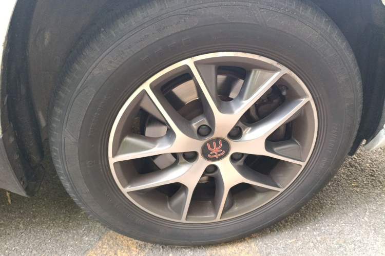 Used BYD Song 2017 Gaishi Upgrade Edition 1.5TID Automatic Luxury Model Right Front Wheel Hub