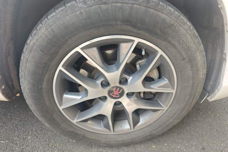 Used BYD Song 2017 Gaishe Upgrade Edition 1.5TID Automatic Elite Model Right Front Wheel Hub
