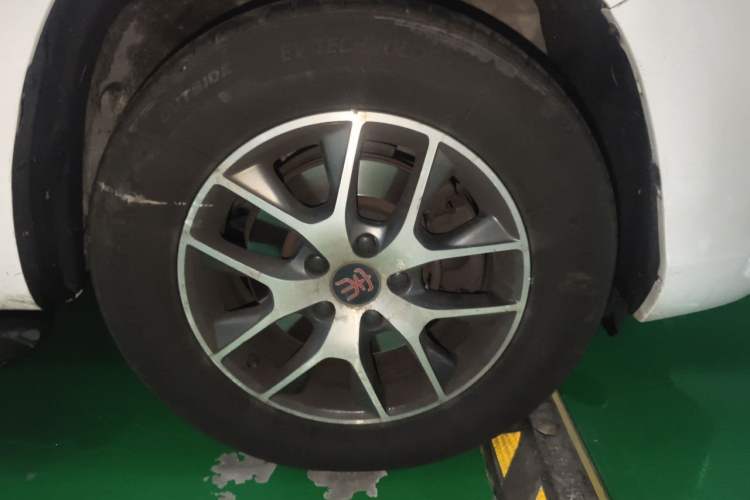 Used BYD Song 2017 Gaishe Upgrade Edition 1.5TID Automatic Elite Model Right Front Wheel Hub