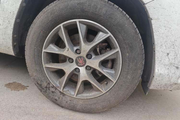 Used BYD Song 2017 Gaishe Upgrade Edition 1.5TID Automatic Elite Model Right Front Wheel Hub