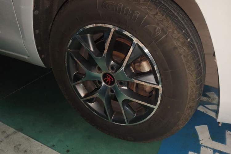 Used BYD Song 2017 Gaishe Upgrade Edition 1.5TID Automatic Elite Model Right Front Wheel Hub