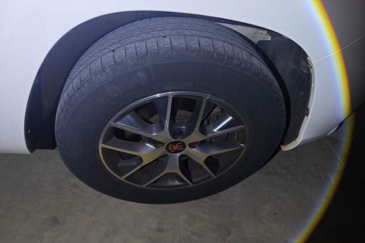 Used BYD Song 2017 Gaishi Upgrade Edition 1.5TID Automatic Luxury Model Right Front Wheel Hub