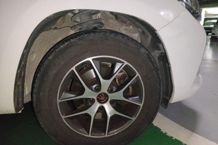 Used BYD Song 2017 Gaishi Upgrade Edition 1.5TID Automatic Luxury Model Right Front Wheel Hub