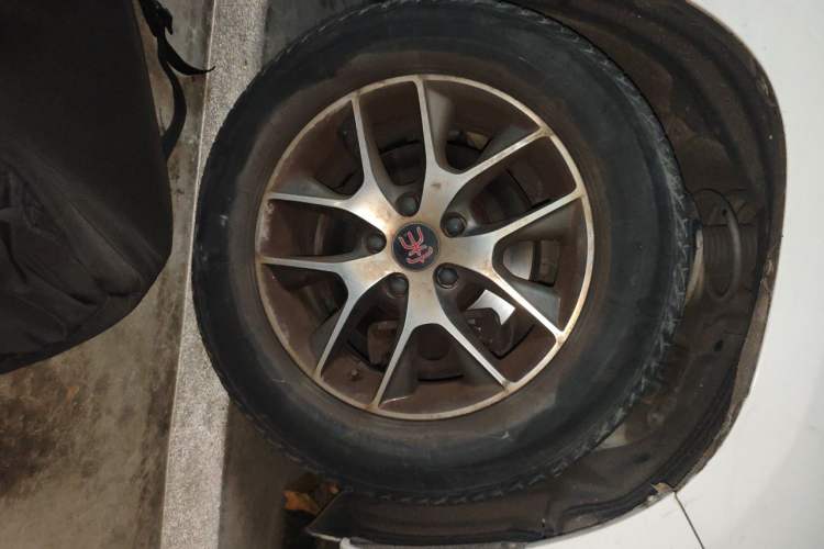Used BYD Song 2017 Gaishe Upgrade Edition 1.5TID Automatic Elite Model Right Front Wheel Hub