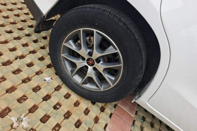 Used BYD Song 2017 Gaishe Upgrade Edition 1.5TID Automatic Elite Model Right Rear Wheel Hub