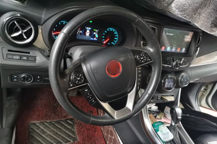 Used BYD Song 2017 Gaishe Upgrade Edition 1.5TID Automatic Elite Model Steering Wheel