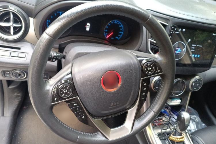 Used BYD Song 2017 Gaishi Upgrade Edition 1.5TID Automatic Luxury Model Steering Wheel
