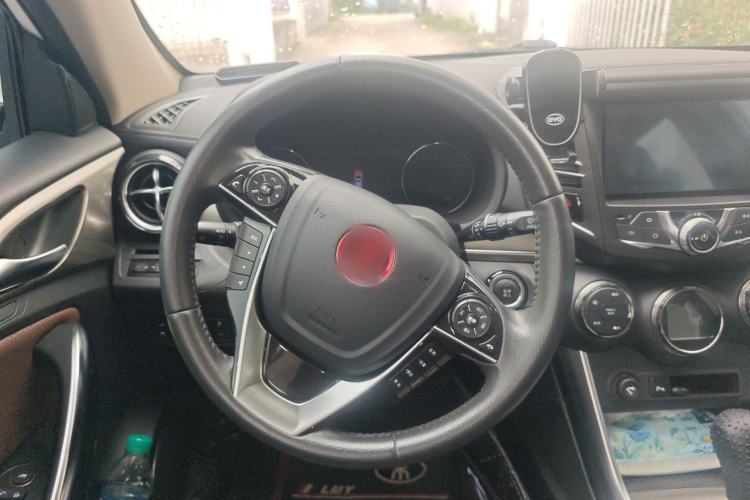 Used BYD Song 2017 Gaishe Upgrade Edition 1.5TID Automatic Elite Model Steering Wheel