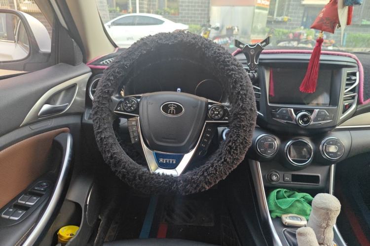 Used BYD Song 2017 Gaishi Upgrade Edition 1.5TI Manual Elite Model Steering Wheel