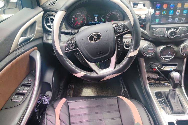 Used BYD Song 2017 Gaishe Upgrade Edition 1.5TID Automatic Elite Model Steering Wheel