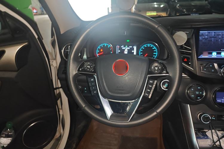 Used BYD Song 2017 Gaishe Upgrade Edition 1.5TID Automatic Elite Model Steering Wheel