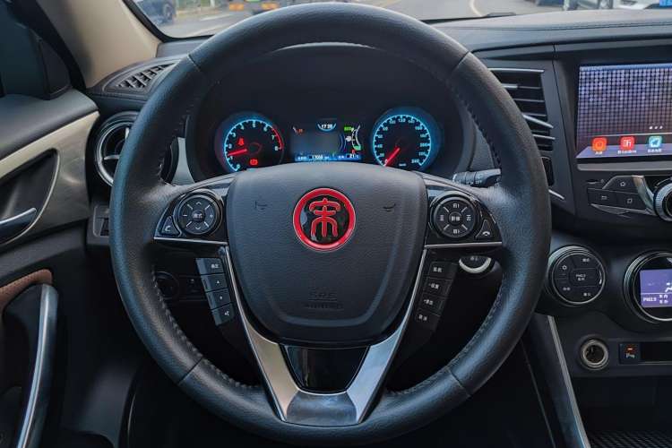 Used BYD Song 2017 Gaishi Upgrade Edition 1.5TID Automatic Luxury Model Steering Wheel
