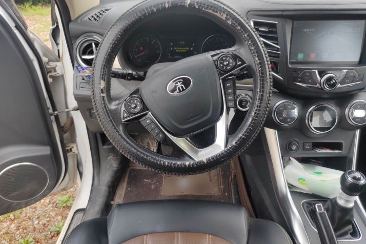 Used BYD Song 2017 Gaishi Upgrade Edition 1.5TI Manual Elite Model Steering Wheel
