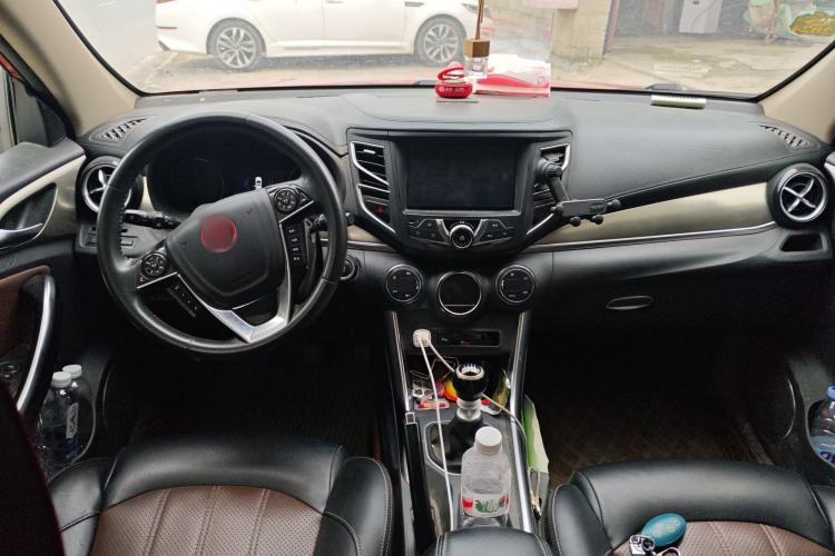 Used BYD Song 2017 Gaishi Upgrade Edition 1.5TI Manual Elite Model Center Console