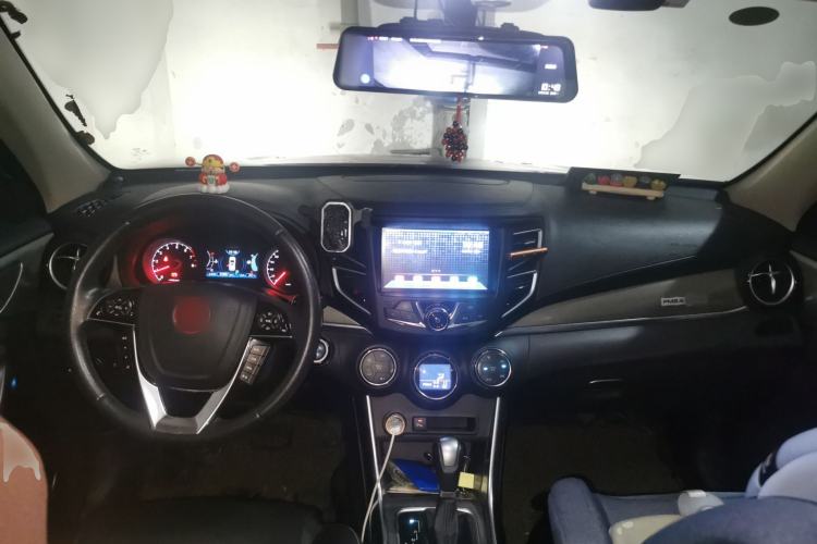 Used BYD Song 2017 Gaishi Upgrade Edition 1.5TID Automatic Luxury Model Center Console