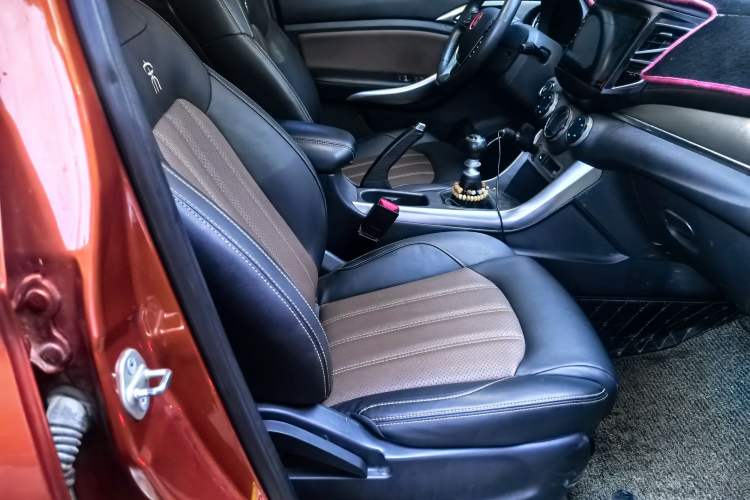 Used BYD Song 2017 Gaishi Upgrade Edition 1.5TI Manual Elite Model Interior 8