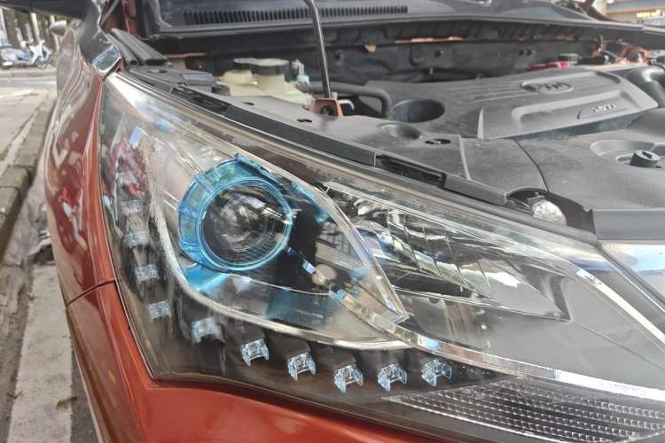 Used BYD Song 2017 Gaishi Upgrade Edition 1.5TI Manual Elite Model Right Front Headlight