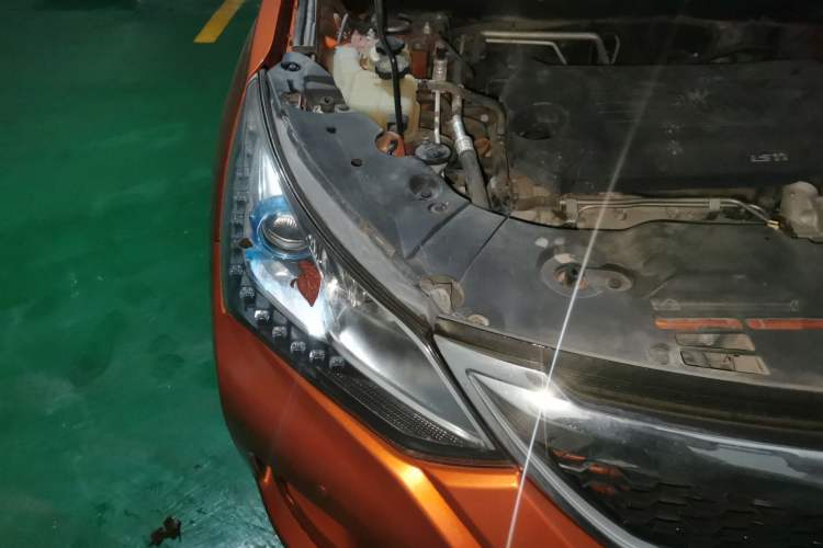 Used BYD Song 2017 Gaishi Upgrade Edition 1.5TID Automatic Luxury Model Right Front Headlight