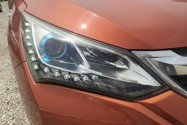 Used BYD Song 2017 Gaishe Upgrade Edition 1.5TID Automatic Elite Model Right Front Headlight
