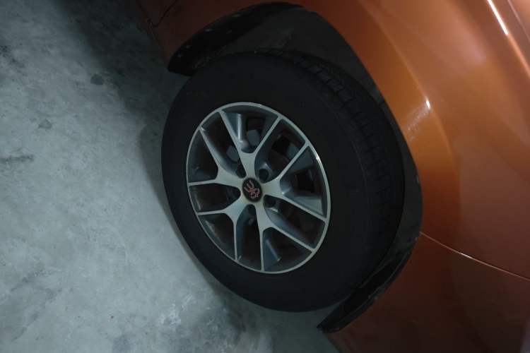 Used BYD Song 2017 Gaishe Upgrade Edition 1.5TID Automatic Elite Model Right Front Wheel Hub