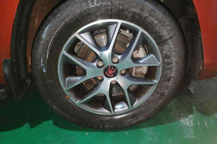 Used BYD Song 2017 Gaishi Upgrade Edition 1.5TID Automatic Luxury Model Right Front Wheel Hub