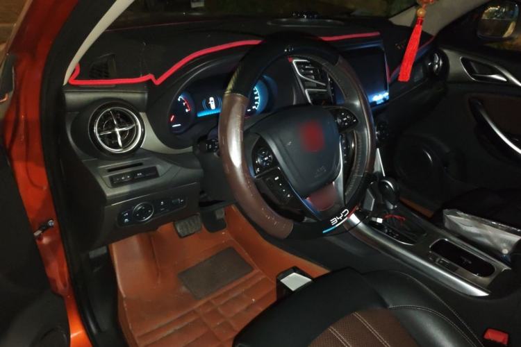 Used BYD Song 2017 Gaishe Upgrade Edition 1.5TID Automatic Elite Model Steering Wheel