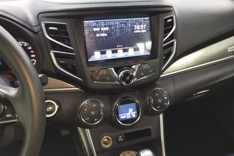 Used BYD Song 2018 1.5TID Automatic Smart Connect Prestige Model Audio And AC Panel