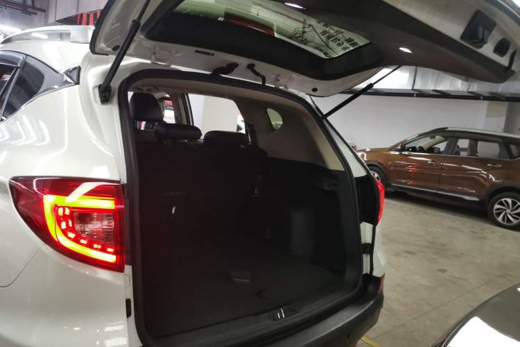 Used BYD Song 2018 1.5TID Automatic Smart Connect Prestige Model Trunk