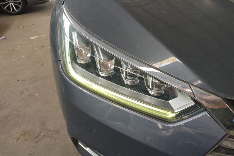 Used BYD Song 2019 1.5TI Automatic Smart Connect Luxurious Edition Right Front Headlight