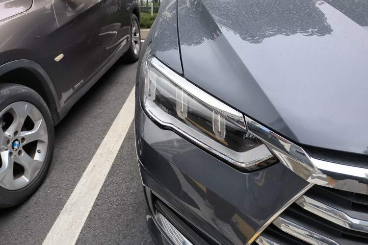 Used BYD Song 2019 1.5TI Automatic Smart Connect Luxurious Edition Right Front Headlight
