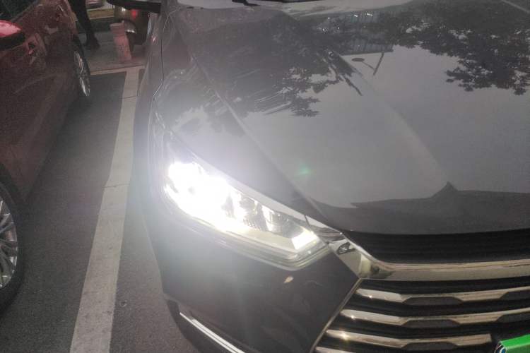 Used BYD Song 2019 1.5TI Automatic Smart Connect Luxurious Edition Right Front Headlight
