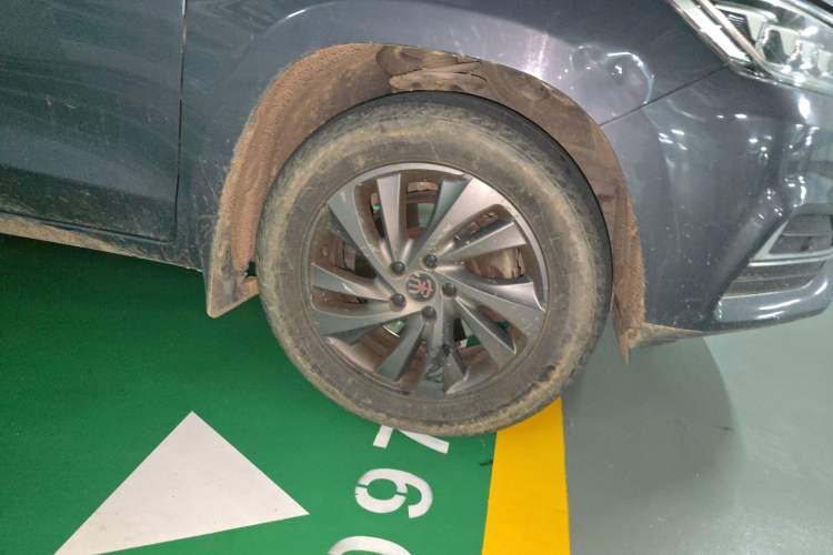 Used BYD Song 2019 1.5TI Automatic Smart Connect Luxe Version Right Front Wheel Hub