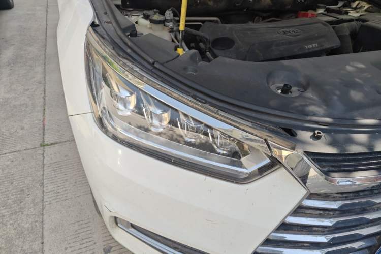 Used BYD Song 2019 1.5TI Automatic Smart Connect Luxurious Edition Right Front Headlight