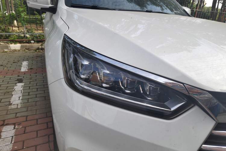 Used BYD Song 2019 1.5TI Automatic Smart Connect Luxurious Edition Right Front Headlight