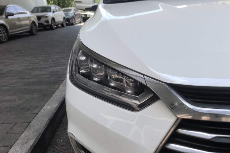 Used BYD Song 2019 1.5TI Automatic Smart Connect Luxurious Edition Right Front Headlight