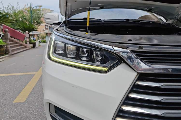 Used BYD Song 2019 1.5TI Automatic Smart Connect Luxurious Edition Right Front Headlight