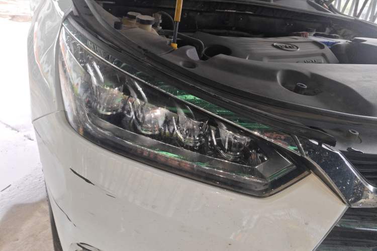Used BYD Song 2019 1.5TI Automatic Smart Connect Luxurious Edition Right Front Headlight