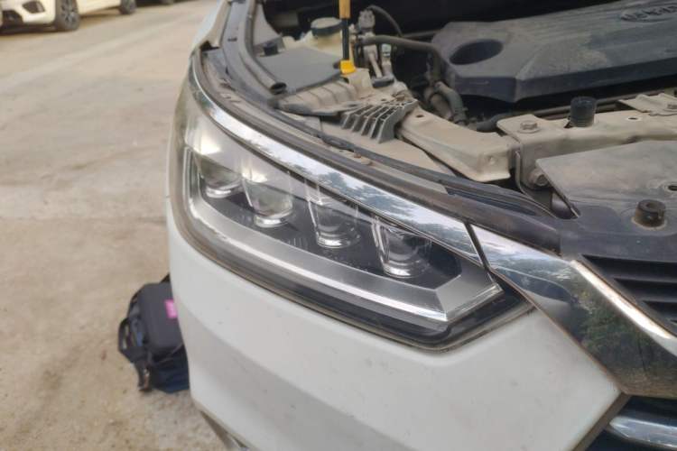 Used BYD Song 2019 1.5TI Automatic Smart Connect Luxurious Edition Right Front Headlight