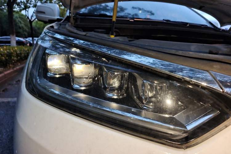 Used BYD Song 2019 1.5TI Manual Smart Connect Enjoyment Model Right Front Headlight