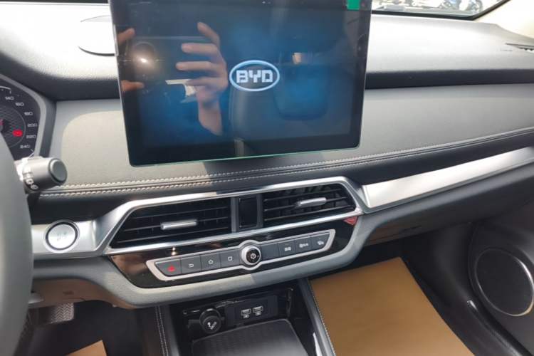 Used BYD Song 2020 Classic Edition 1.5T Automatic Elite Model Audio And AC Panel