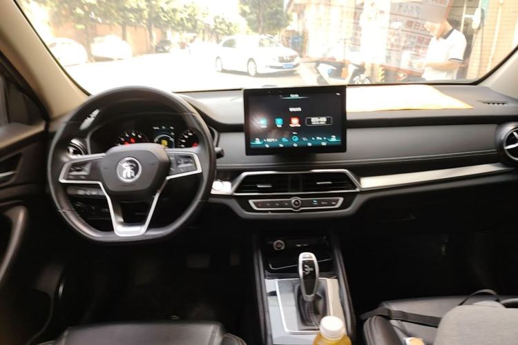 Used BYD Song 2020 Classic Edition 1.5T Automatic Elite Model Center Console