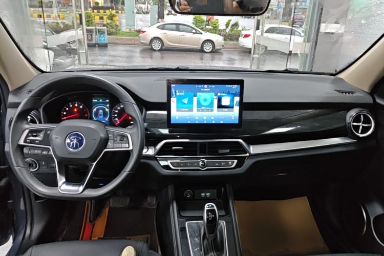 Used BYD Song 2020 Classic Edition 1.5T Automatic Elite Model Center Console
