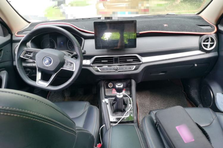 Used BYD Song 2020 Classic Edition 1.5T Manual Luxury Model Interior 2