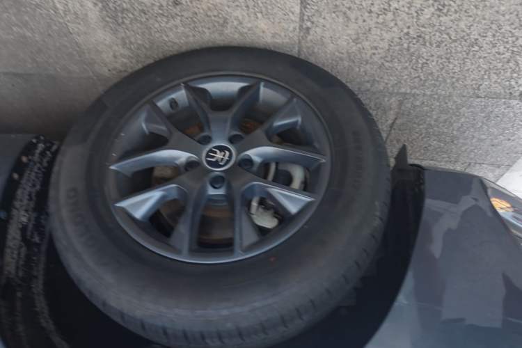 Used BYD Song 2020 Classic Edition 1.5T Automatic Elite Model Left Front Wheel Hub