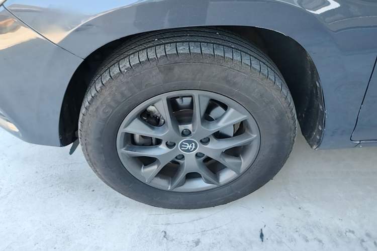 Used BYD Song 2020 Classic Edition 1.5T Automatic Elite Model Left Front Wheel Hub
