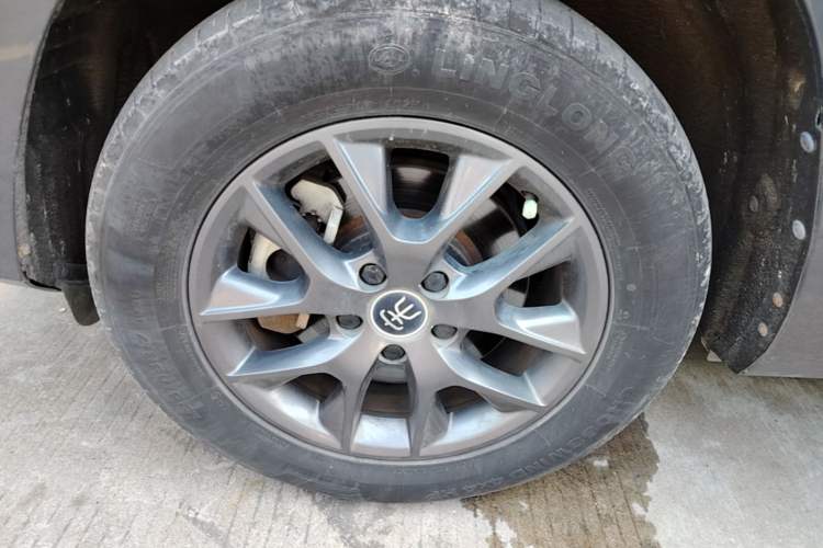 Used BYD Song 2020 Classic Edition 1.5T Automatic Elite Model Left Front Wheel Hub