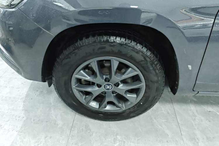 Used BYD Song 2020 Classic Edition 1.5T Automatic Elite Model Left Front Wheel Hub