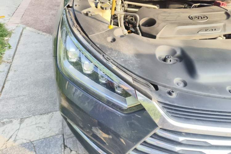 Used BYD Song 2020 Classic Edition 1.5T Manual Luxury Model Right Front Headlight