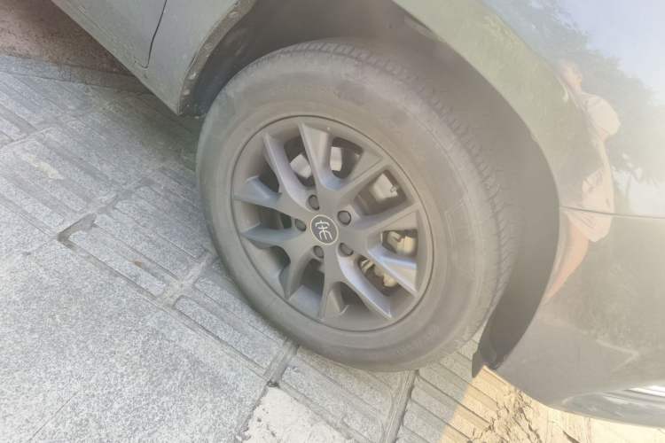 Used BYD Song 2020 Classic Edition 1.5T Manual Luxury Model Right Front Wheel Hub
