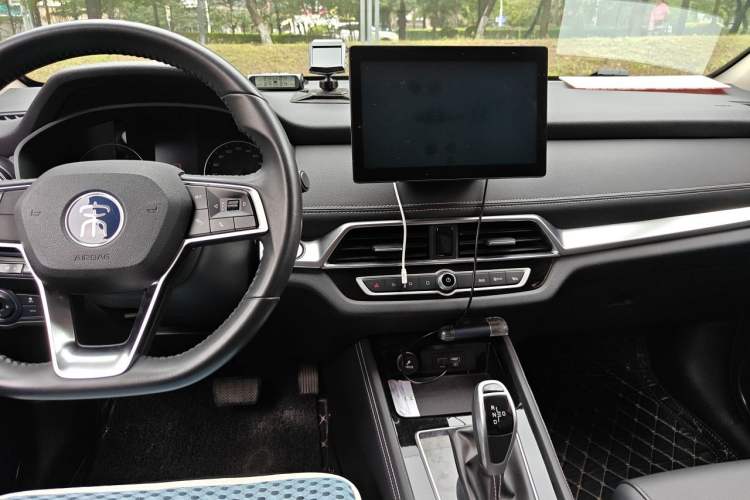 Used BYD Song 2020 Classic Edition 1.5T Automatic Elite Model Center Console